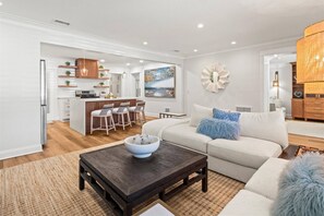 Smart TV, tavolo da calcetto, studio