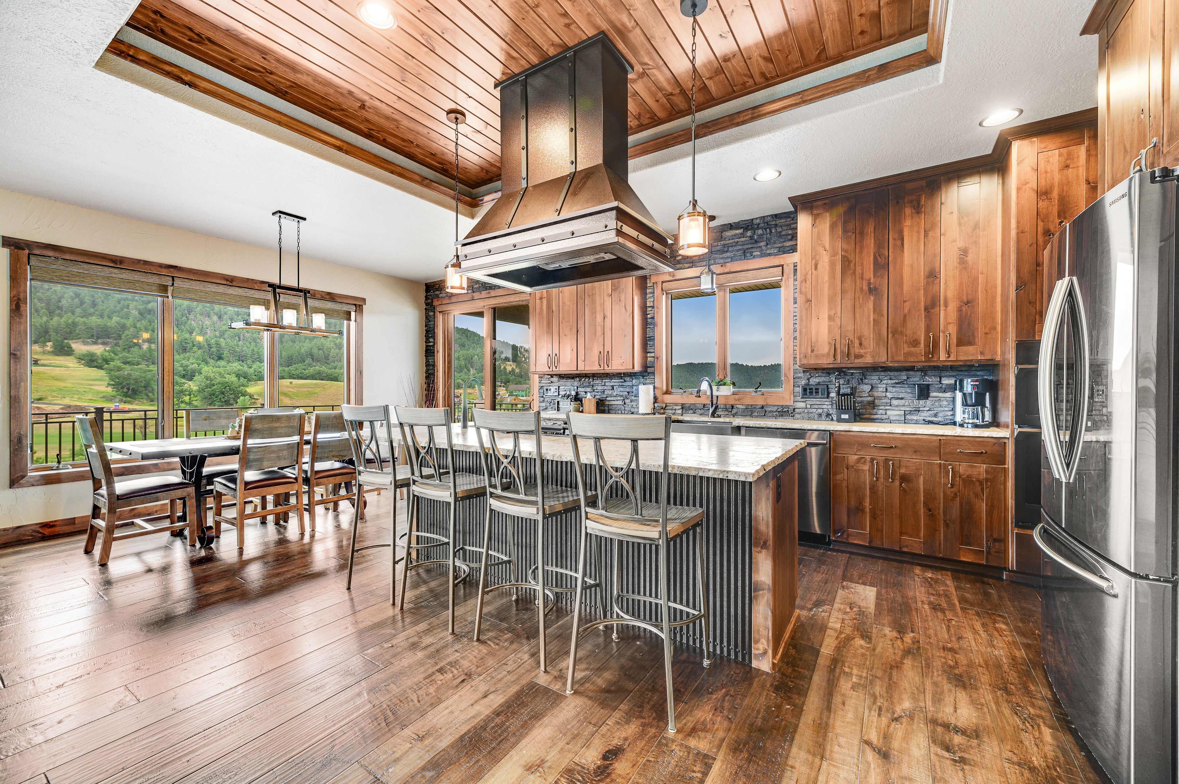 冷蔵庫、電子レンジ、オーブン、コンロ