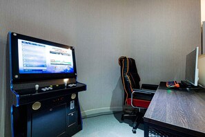 Habitació prèmium | Sala d'estar | Televisor intel·ligent, Netflix, reproductor de DVD i ordinador