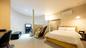 Premium Room | Living area | 65-inch Smart TV with digital channels, TV, Netflix - Boutique etle hotel (Cheongju)