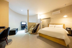 Premium Room | Living area | 65-inch Smart TV with digital channels, TV, Netflix - Boutique etle hotel (Cheongju)