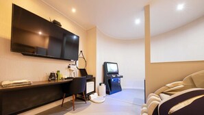 Grand Room | Living area | 65-inch Smart TV with digital channels, TV, Netflix - Boutique etle hotel (Cheongju)