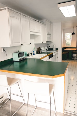 Private kitchen - Cute 2/2 beach cottage. Pet friendly backyard. 5 min walk to beach. (Seaside)