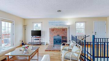 TV, livros, aparelho de som