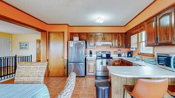 Køleskab, mikrobølgeovn, ovn, kogeplade