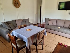 Apartment, 2 Schlafzimmer | Schreibtisch, schallisolierte Zimmer, kostenloses WLAN, Bettwäsche