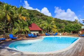 Outdoor pool, sun loungers - Oasis de Kiamu (Lifou)