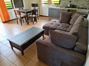 Leilighet – deluxe, 1 soverom | Oppholdsområde | En 65-centimeters smart-TV med førsteklasses TV-kanaler samt TV