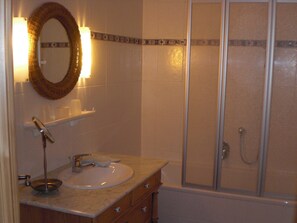 Badewanne, Haartrockner, Handtücher