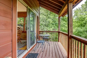 Outdoor dining - Scenic escape near town with firepit, 3 decks, game room & shared pool (Ellijay)