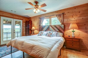 4 bedrooms, WiFi, bed sheets - Scenic escape near town with firepit, 3 decks, game room & shared pool (Ellijay)