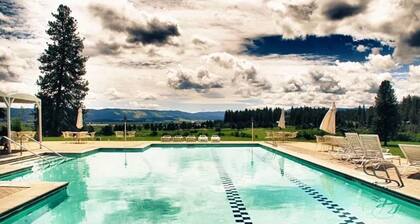 Charming condo on the golf course. 15 min from McCall.