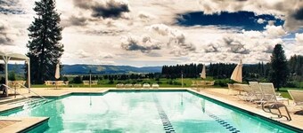 Charming condo on the golf course. 15 min from McCall.