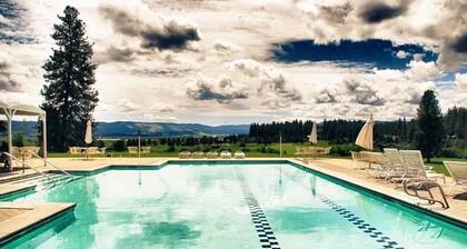 Charming condo on the golf course. 15 min from McCall.