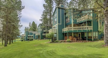 Charming condo on the golf course. 15 min from McCall.