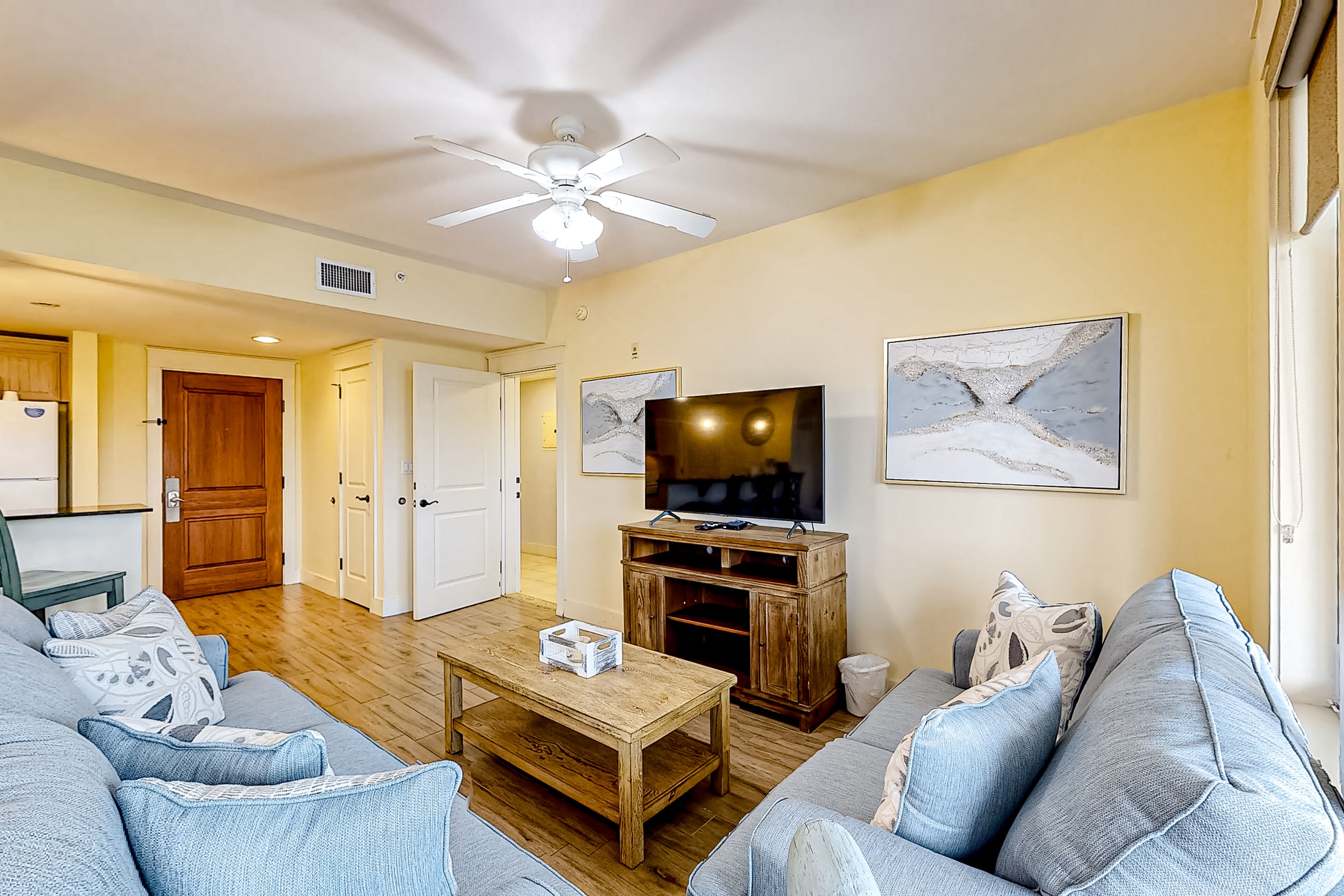 Sunny condo with pools, hot tub, tennis court, grilling area, balcony