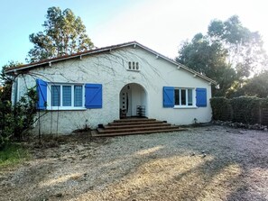 Exterior - Spacious, air-conditioned villa with private pool and beach - 10 min. walk away (Agde)
