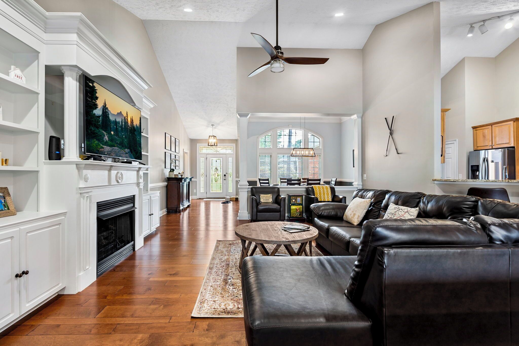 TV connectée, cheminée, livres