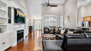 Smart TV, chimenea, libros