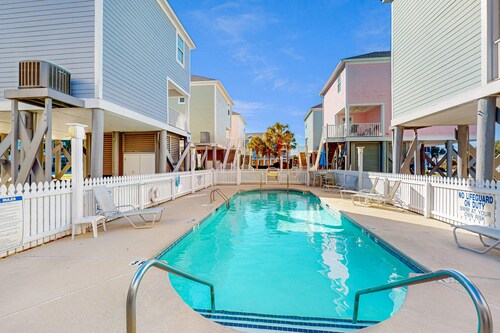 Stilt house across from beach with pool - WiFi, central AC, W/D