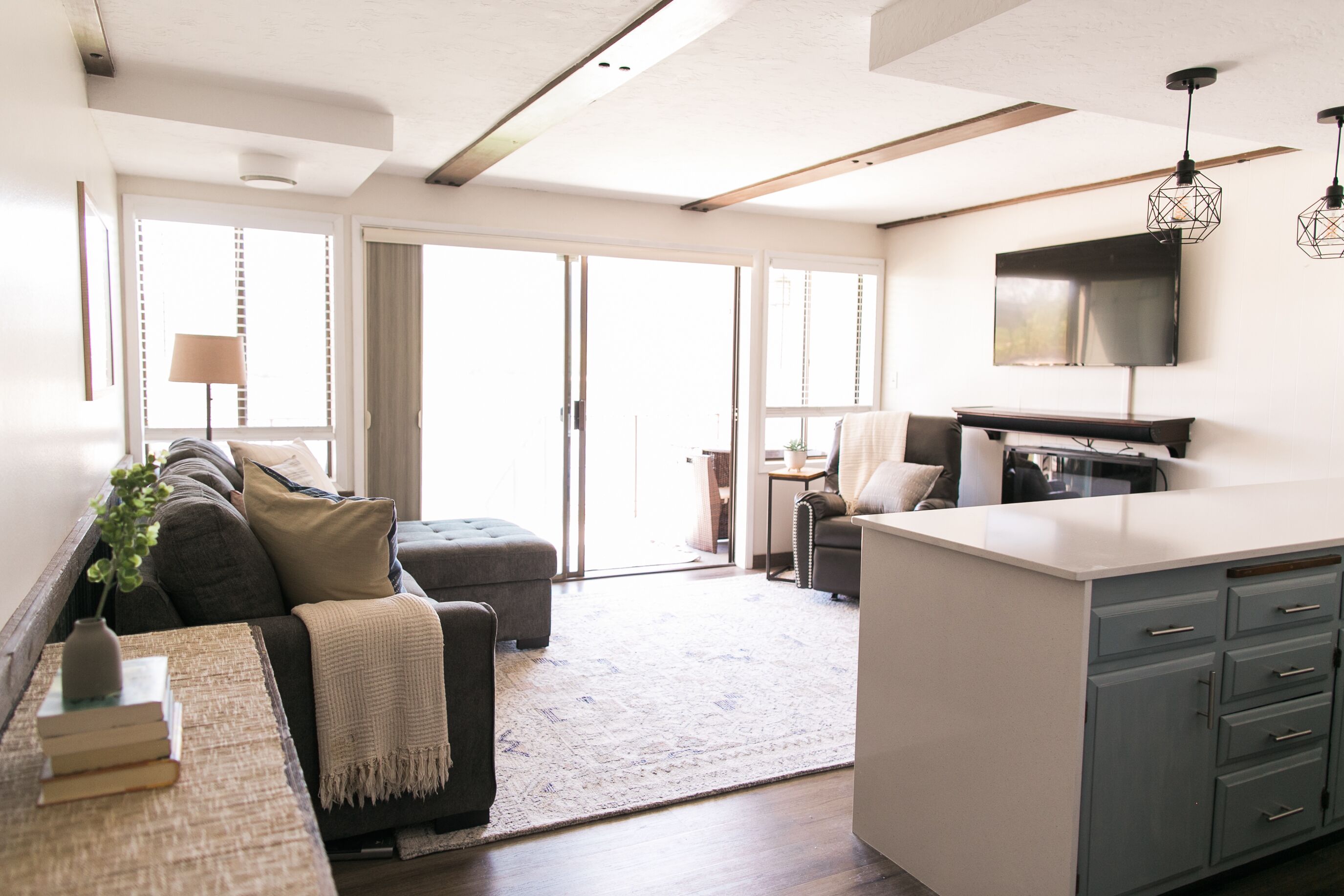 Een smart-tv, een open haard en boeken