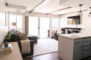 Smart TV, fireplace, books - Bikes and Kayaks in Downtown Sandpoint Waterfront condo  (Sandpoint)