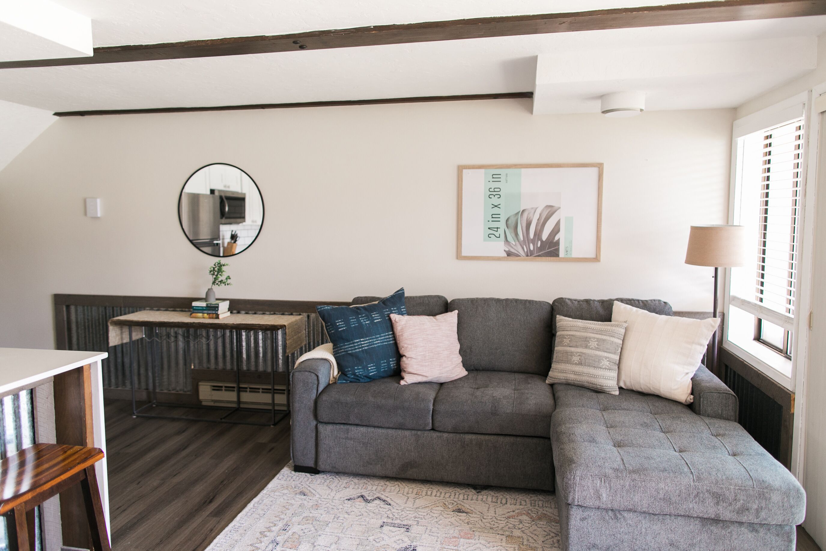 TV connectée, cheminée, livres