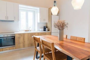 Fridge, oven, stovetop, dishwasher