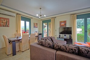 Living area - Villa Koules - Vacation villa with private pool in Crete, Greece (Néon Khoríon)