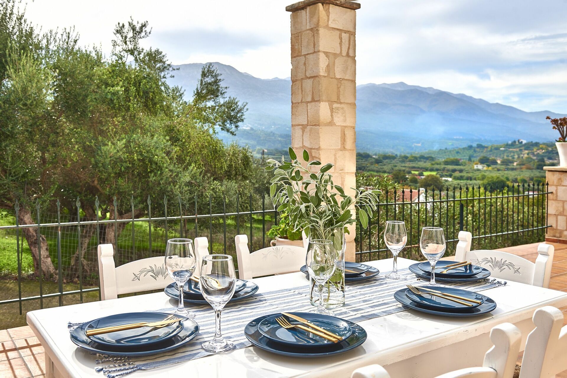Tavola imbandita con vista sulle montagne e sul verde.