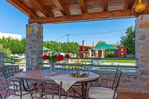 Outdoor dining - Villa Antina - Vacation villa with pool in Litsarda, Apokoronas, Crete (Litsárdha)