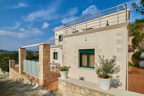 Terrace/patio - Villa Politini – Vacation villa with private pool in Vrisses, Crete (Georgioupolis)