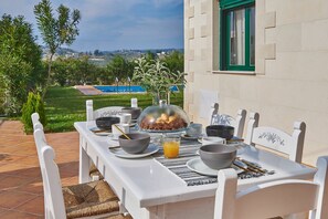 Outdoor dining - Villa Politini – Vacation villa with private pool in Vrisses, Crete (Georgioupolis)