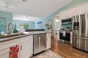 Køleskab, mikrobølgeovn, ovn, kogeplade