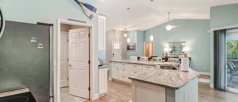 Réfrigérateur, four à micro-ondes, un four, surface de cuisson