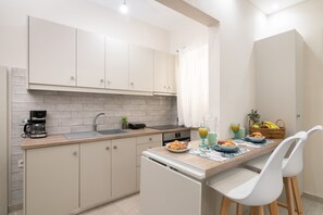 Refrigerador, horno, parrilla de estufa y cafetera y tetera 