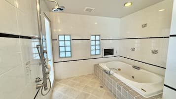 Un baño moderno con ducha, bañera y tocador.