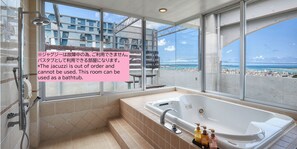 Separate tub and shower, deep soaking tub, hydromassage showerhead - HOTEL PACIFIC VIEW (Okinawa)