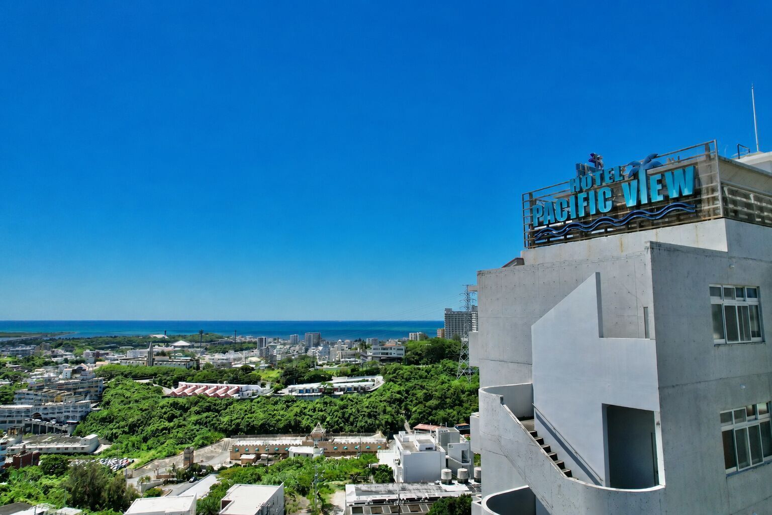 Hotel 'PACIFIC VIEW' con vistas despejadas a la ciudad y al océano.