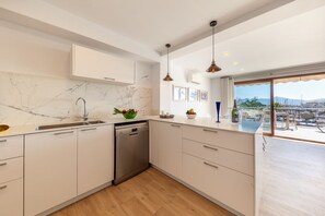 Geladeira, micro-ondas, fogão, lava-louças