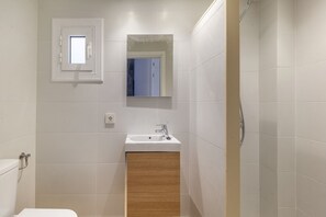 Shower, hair dryer, towels - Apartment Faroles 1 By SunVillas Mallorca (Puerto Pollença)