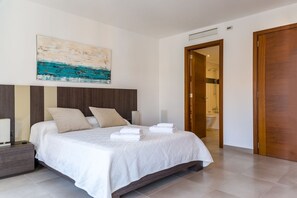 3 chambres, fer et planche à repasser, accès Internet, draps fournis