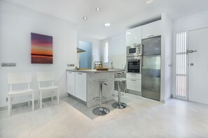 Een koelkast, een microgolfoven, een oven, een vaatwasser