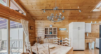 Summer Fun, Lake View, Firepit, Outdoor grilling, walk to the lake