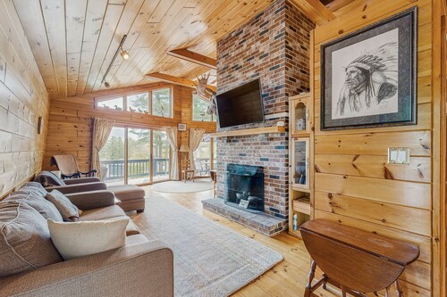 Summer Fun, Lake View, Firepit, Outdoor grilling, walk to the lake