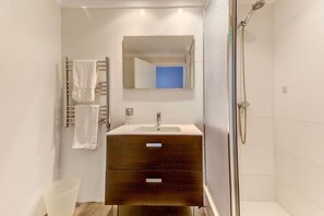 Suihku, hiustenkuivaaja, pyyhkeet