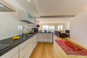 Een koelkast, een magnetron, een oven, een vaatwasser