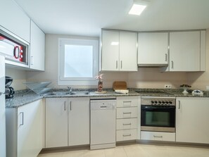 Kylskåp, mikrovågsugn, ugn och diskmaskin