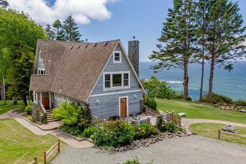 Epic view on ocean bluff, pickleball, park-like yard, fast WiFi, Craftsman home