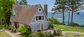 Epic view on ocean bluff, pickleball, park-like yard, fast WiFi, Craftsman home